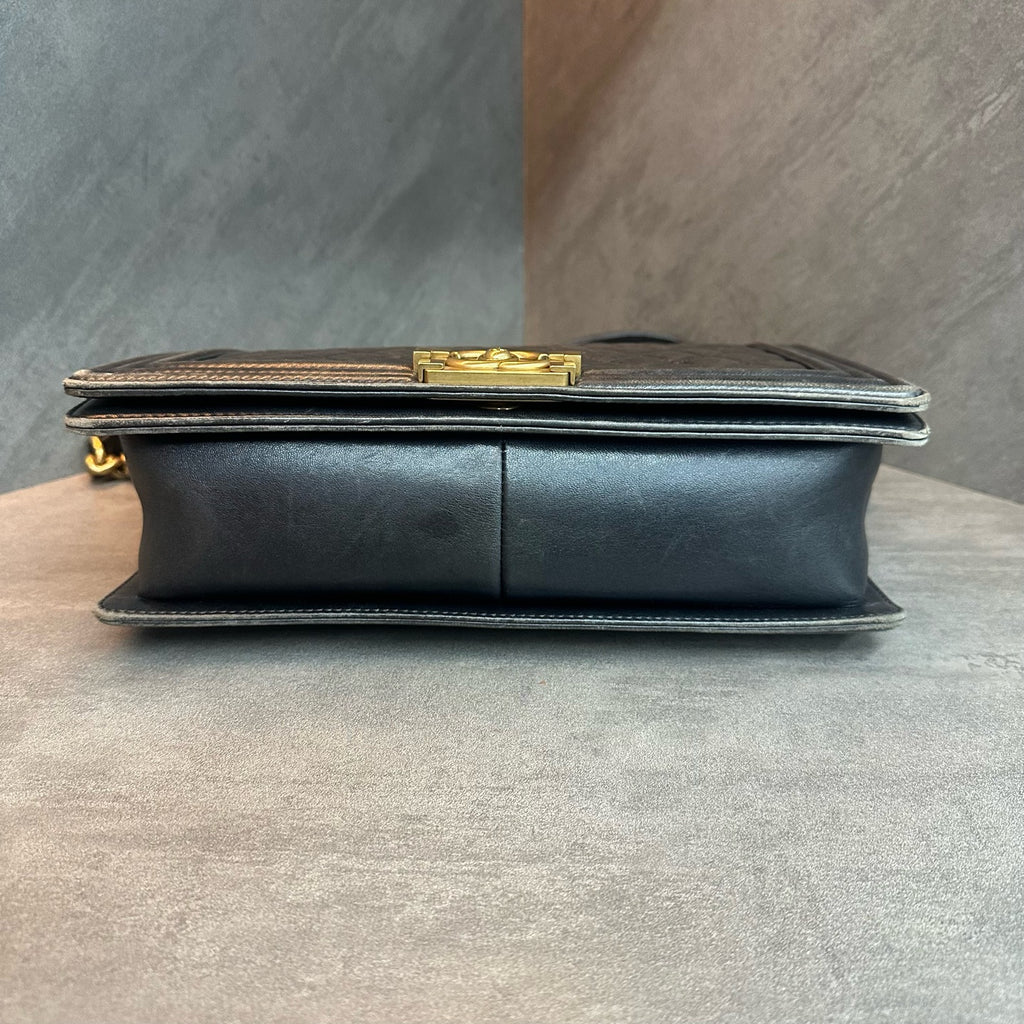Chanel leboy medium-large size black and gold sheepskin chain bag, 19 series