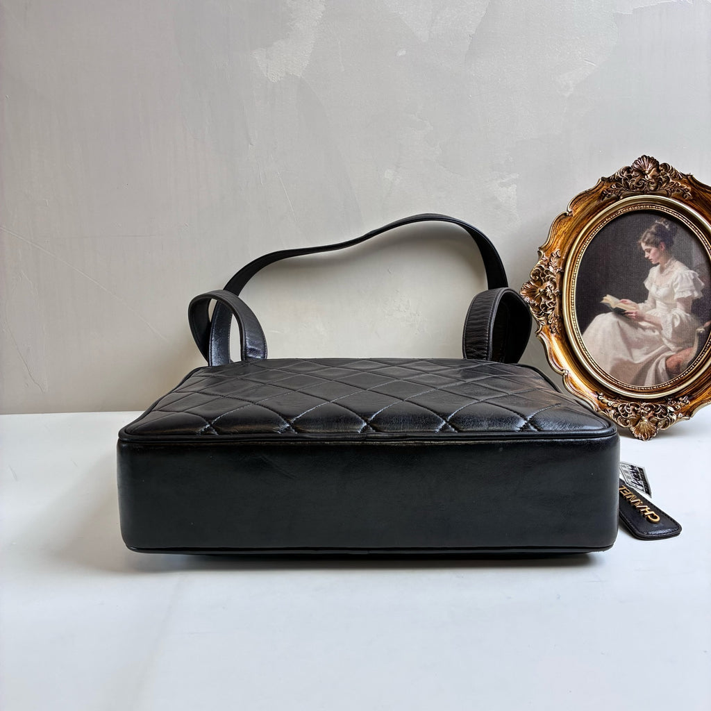 Chanel Black Gold Diamond Quilted Full Leather Shoulder Bag 99% New Size: 27*20*7 Lambskin Material Comes with Card