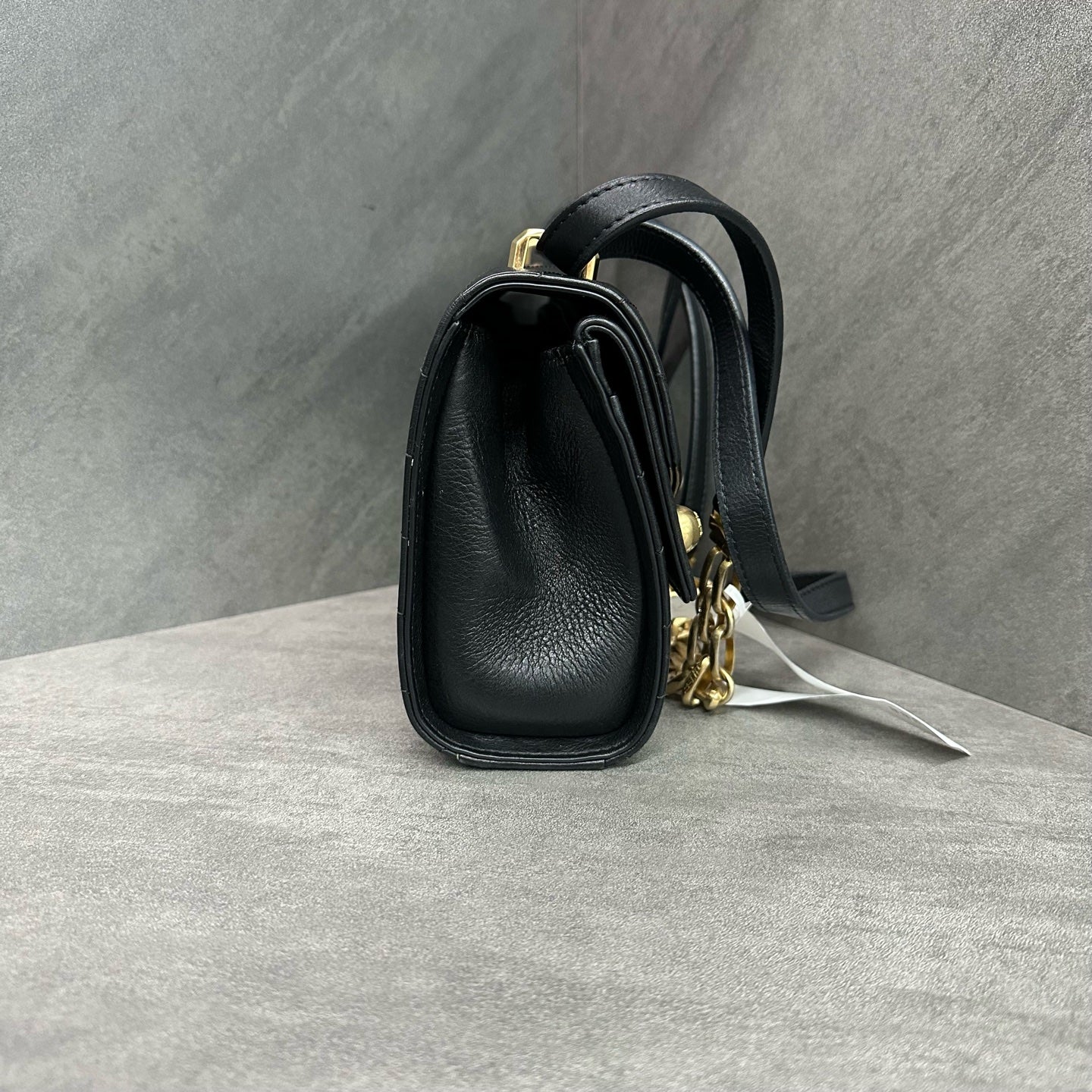 Chanel Black Gold V-Pattern Cattlehide Messenger Bag Envelope Bag 27 Opening