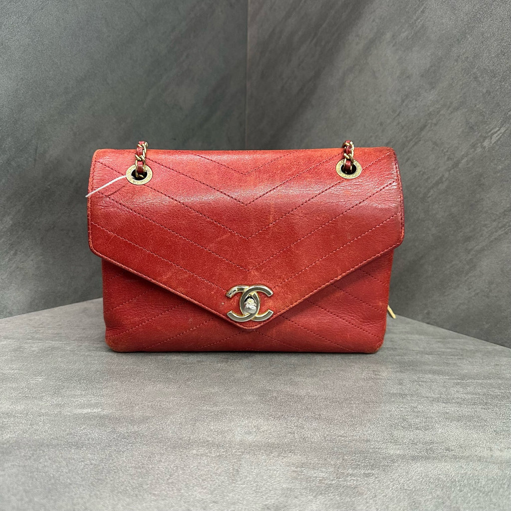 Chanel V-patterned envelope in red cowhide, 25 kai