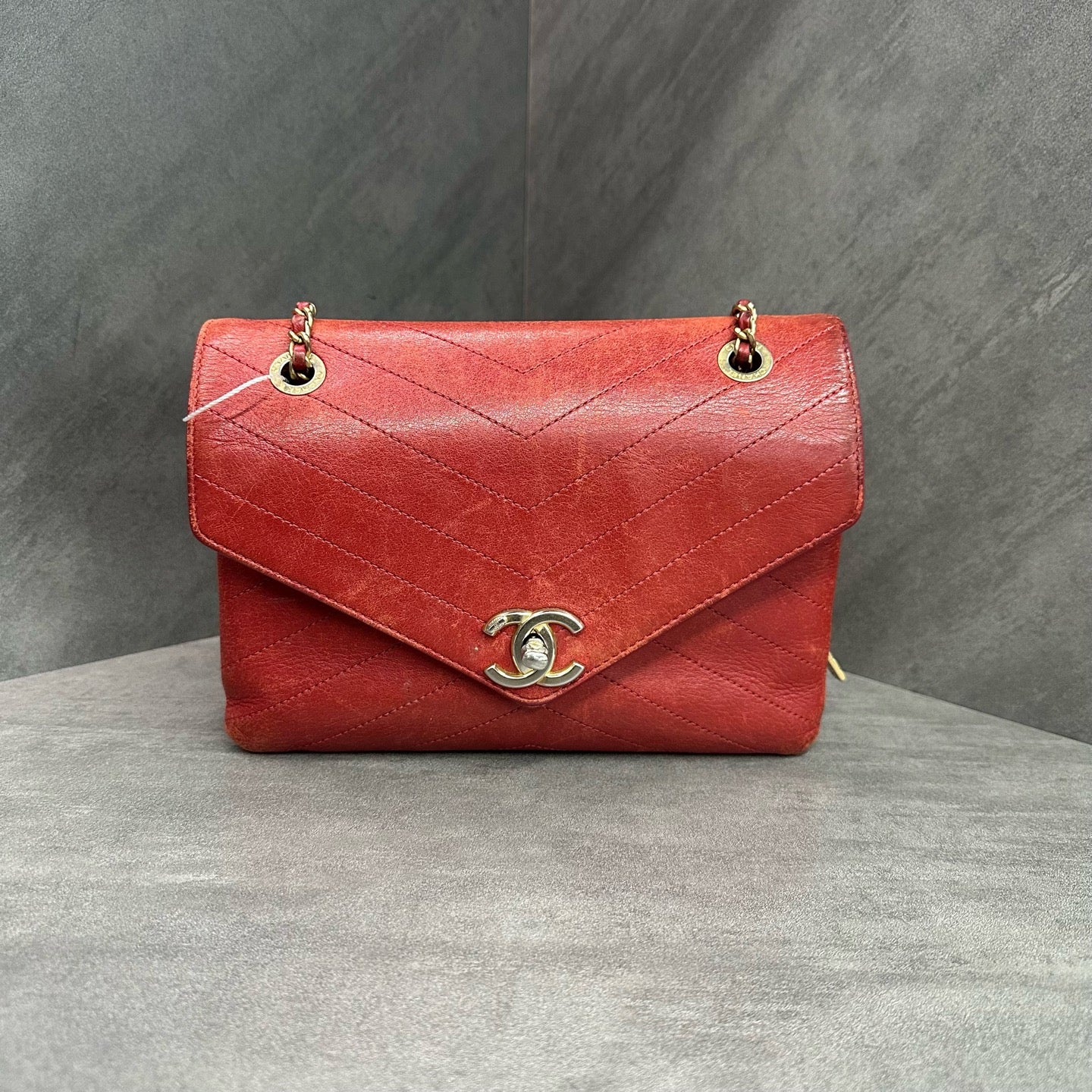 Chanel V-patterned envelope in red cowhide, 25 kai