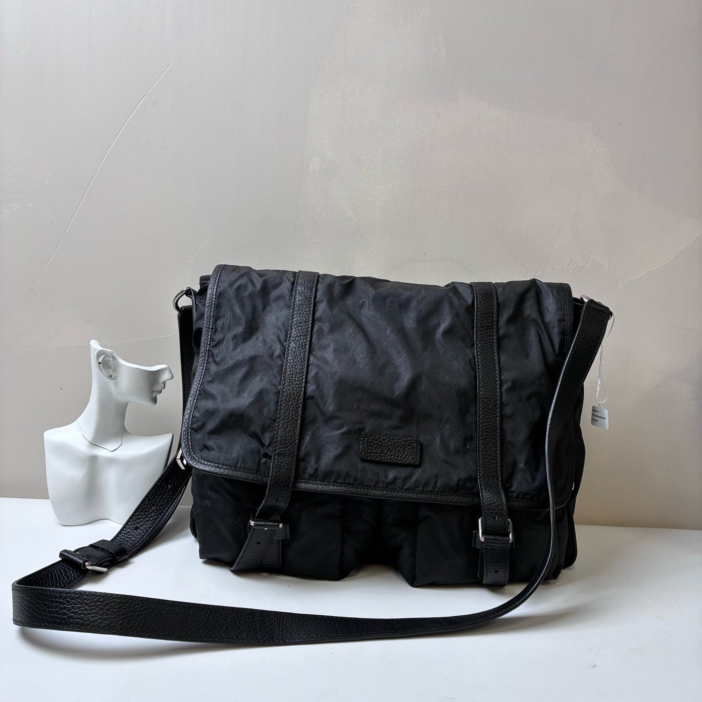 GUCCI Flower Print Messenger Crossbody Bag Shoulder Bag Like New 99% New Length 35cm Black Nylon Material