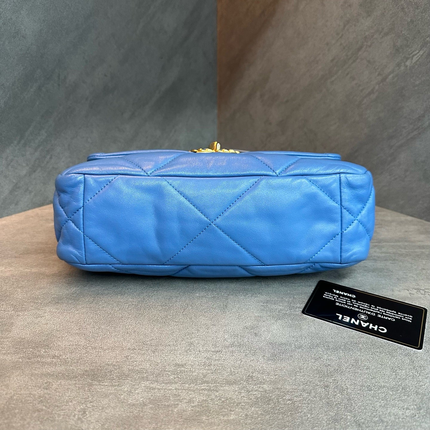 Chanel 19bag, small, blue, gold buckle, diamond-patterned sheepskin chain bag, 29 opening, card bag type, three-dimensional, clean inside