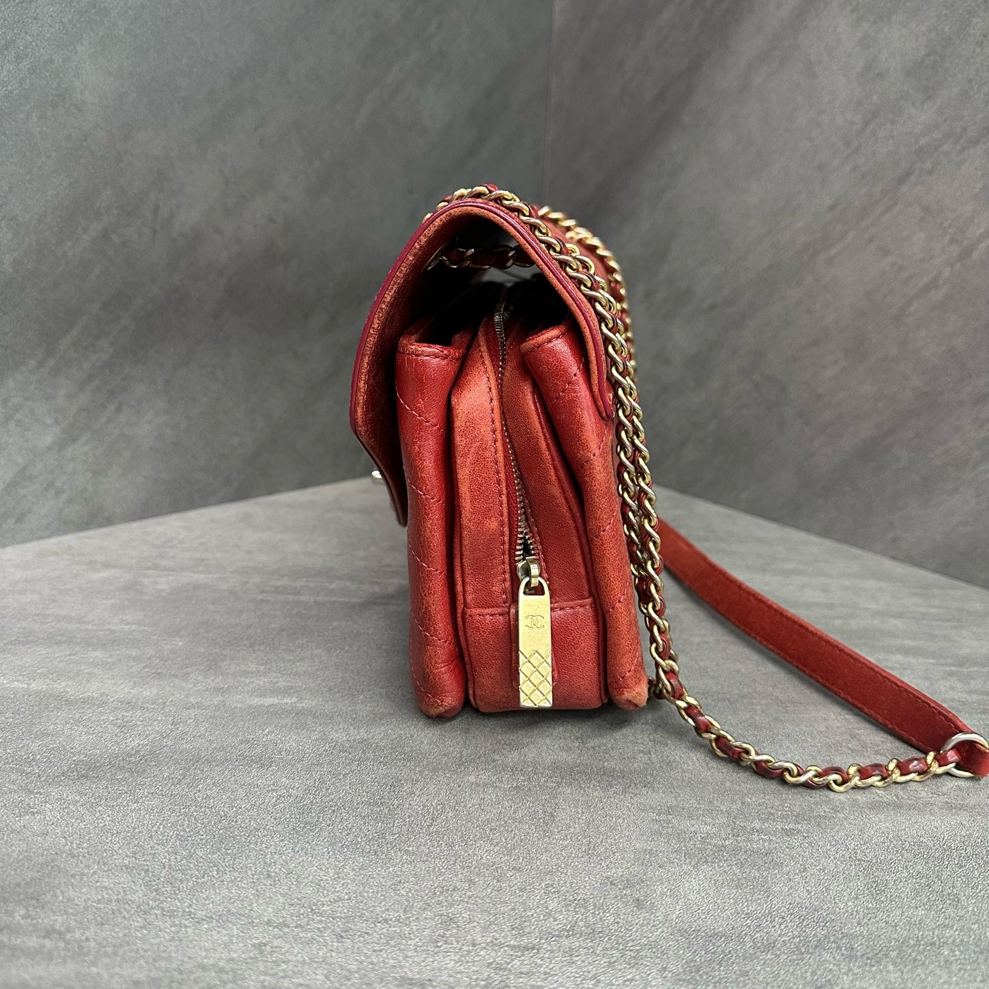 Chanel V-patterned envelope in red cowhide, 25 kai