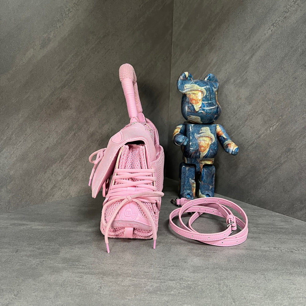 Balenciaga small pink Hourglass bag, with outstanding texture and just-right design, it is a super popular item right now~