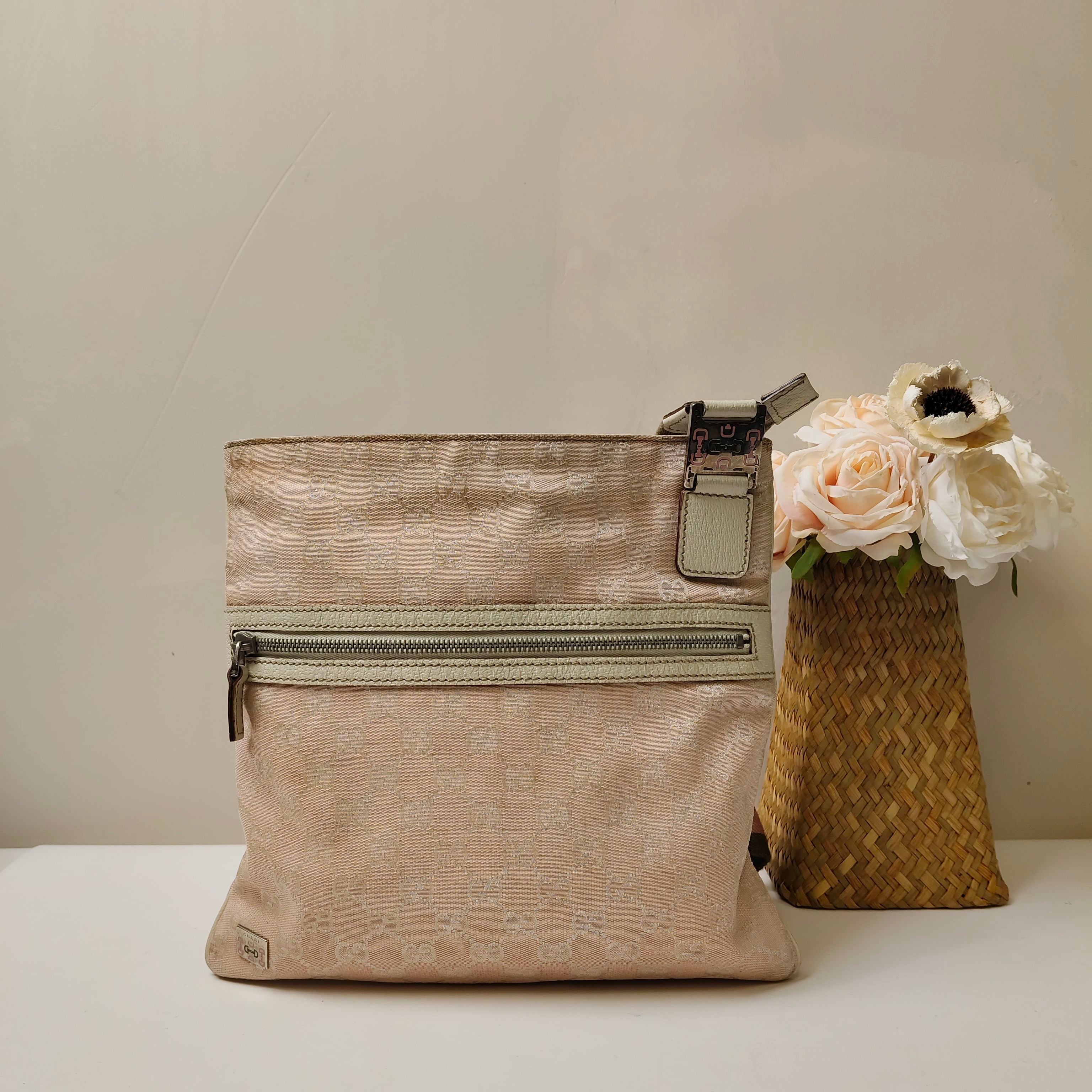 Gucci authentic canvas bag in pink with silver logo, vintage style, size approximately 27*29 cm.