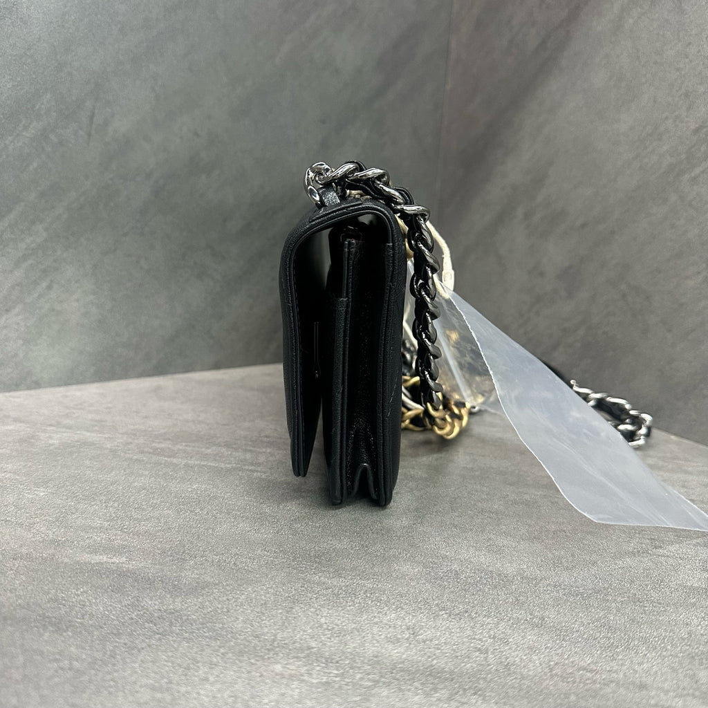 Chanel 19bag woc Black Gold Lambskin Chain Bag, produced in 2019, with authenticity card