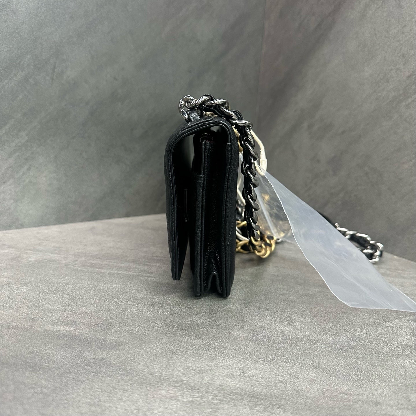 Chanel 19bag woc Black Gold Lambskin Chain Bag, produced in 2019, with authenticity card
