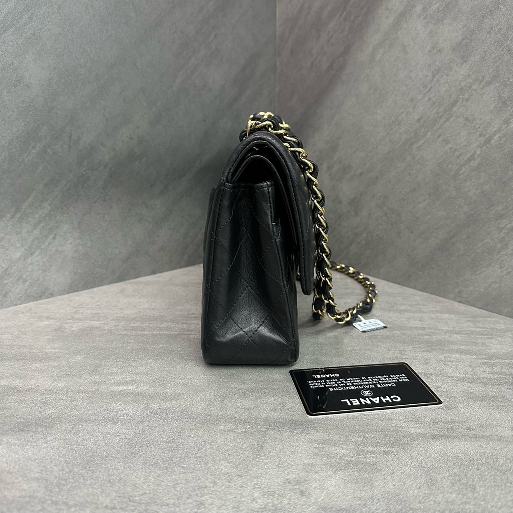 Chanel cf medium size black gold sheepskin chain bag, 18 opening with strap card bag type, three-dimensional inside clean