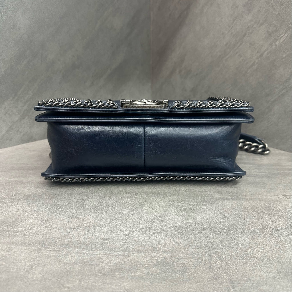 CHANEL Le Boy multi-chain trimmed heavy-duty chain bag, blue-black with silver-tone hardware, oil-waxed cowhide, 20-series serial number, original condition, in stock at favorable price