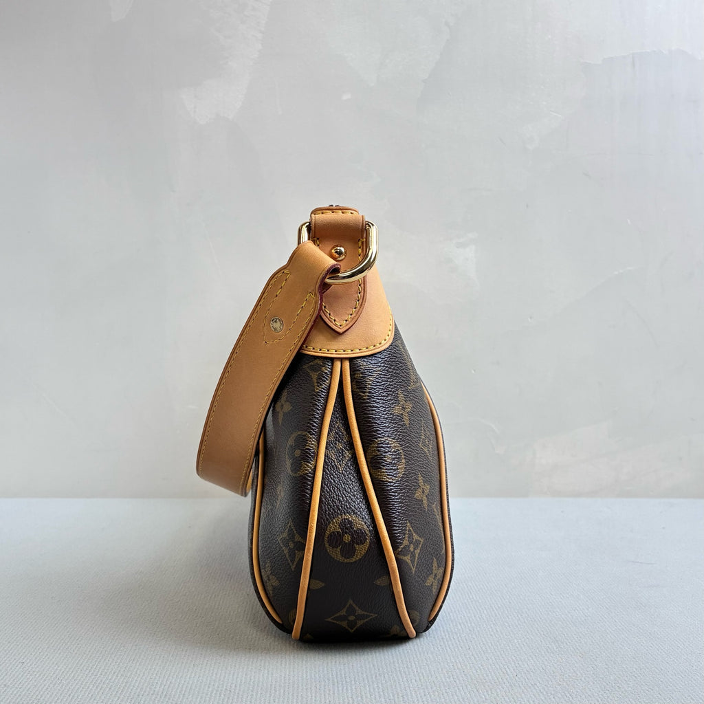 Louis Vuitton 99% new pre-owned Monogram Gold Pumpkin Small Shoulder Bag, size 20*34.