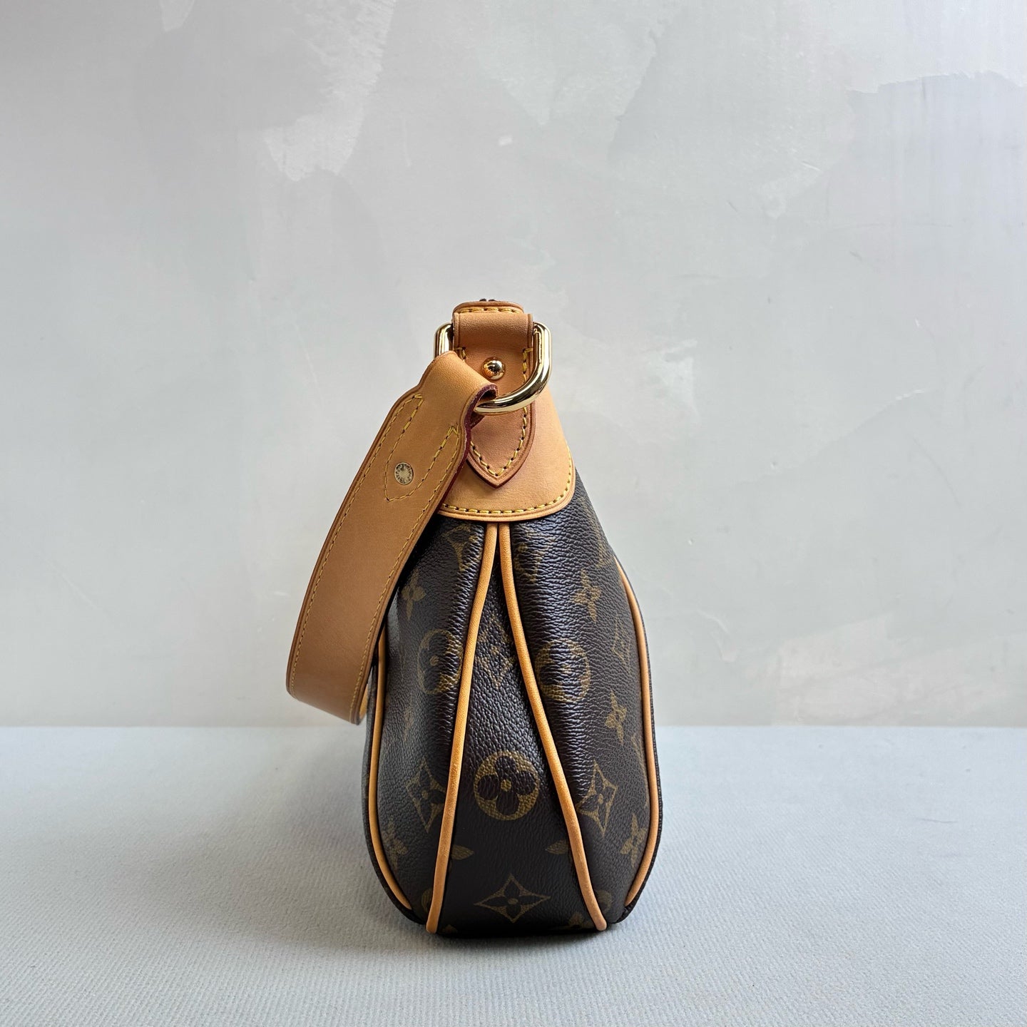Louis Vuitton 99% new pre-owned Monogram Gold Pumpkin Small Shoulder Bag, size 20*34.