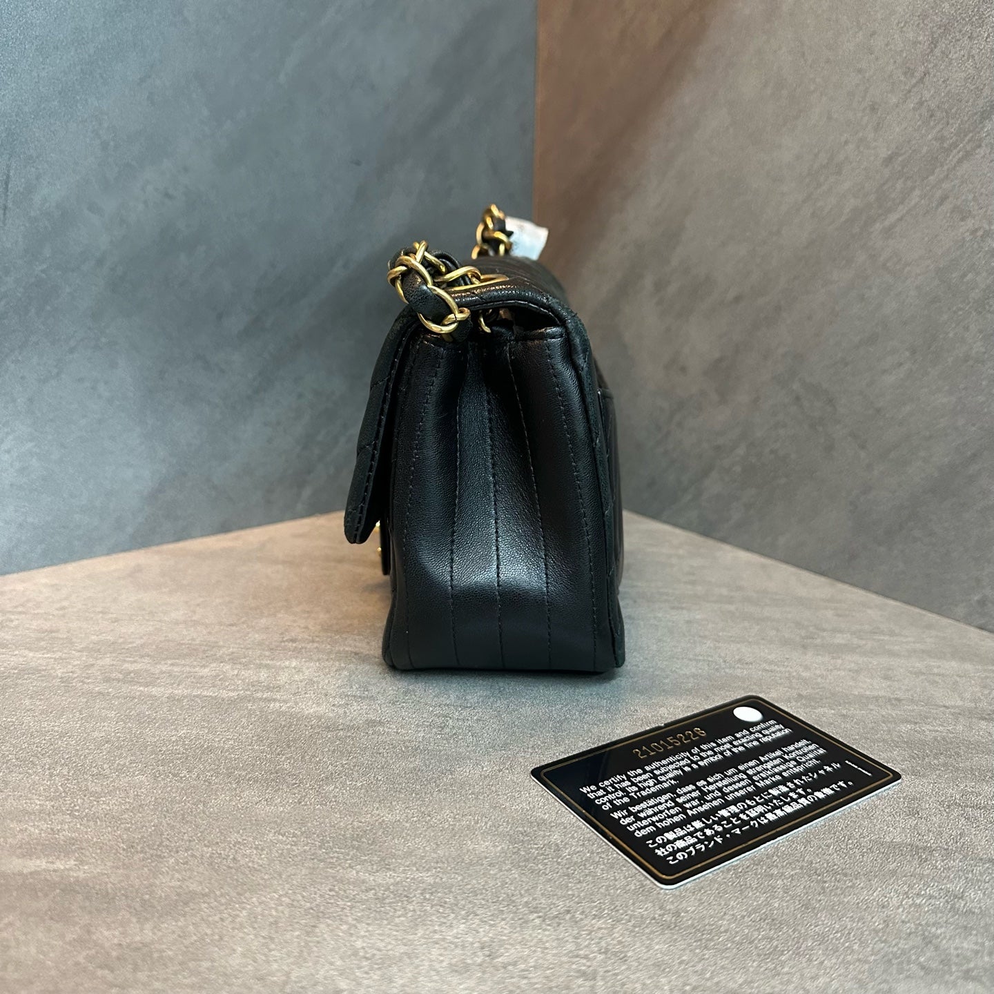 Chanel cf Square Fat Man Black Gold V-patterned chain bag 21 opening with strap card bag type three-dimensional inside clean