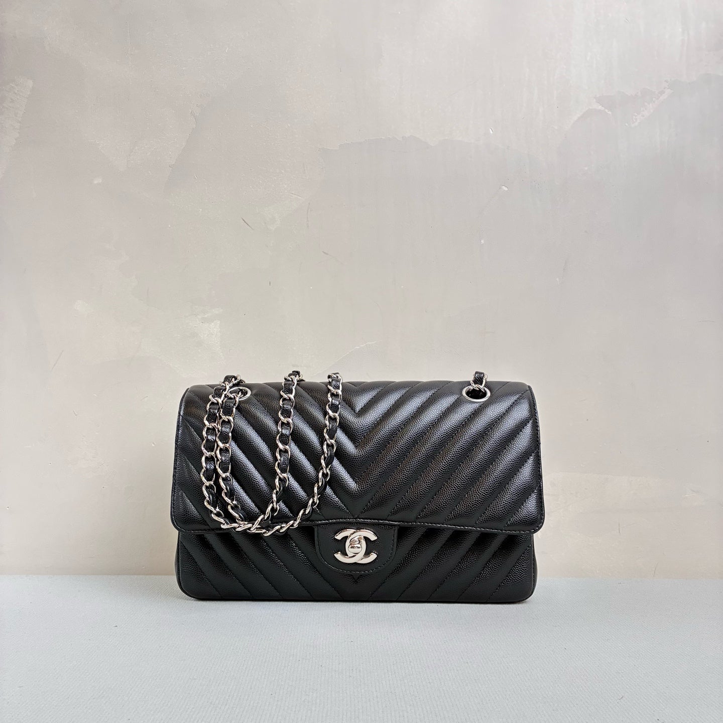 Chanel/Chanel 22 Classic Flap Medium Black Silver V-Quilted Lambskin Chain Bag 99% New Size: 25*15