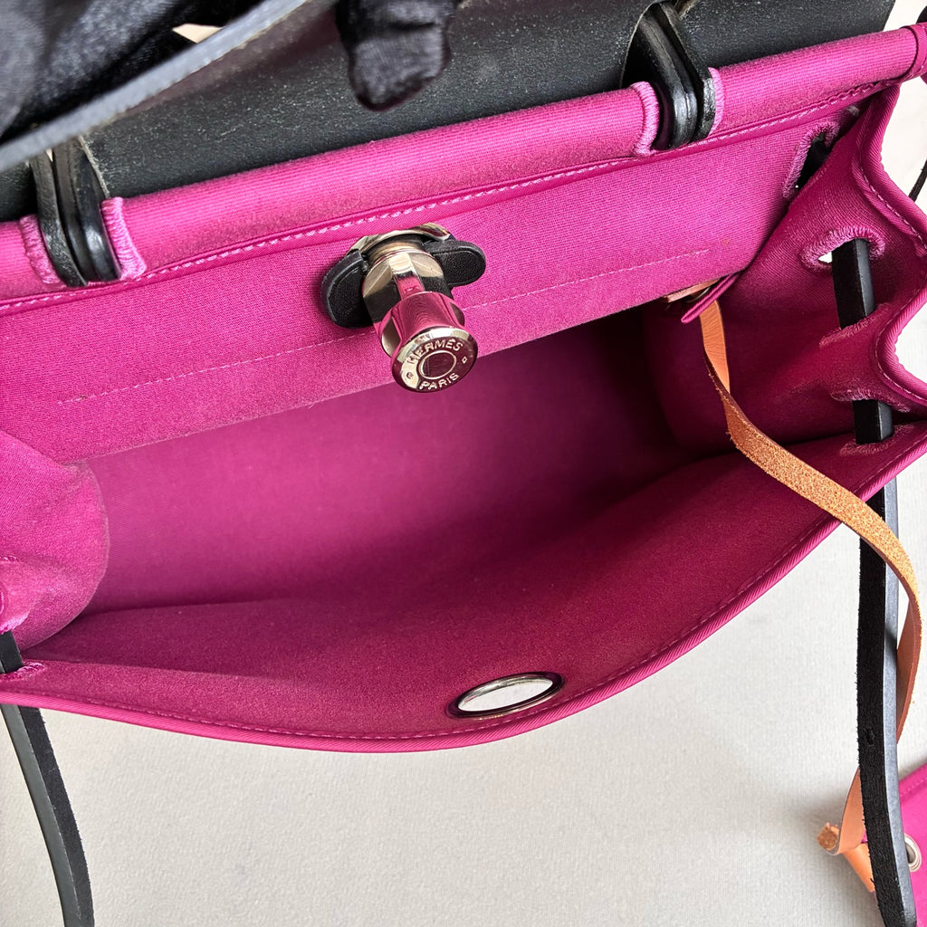 Hermès Herbag 31 in a purple and black color combination, made of canvas and leather, in 98% new condition. Dimensions: 31*25 cm.