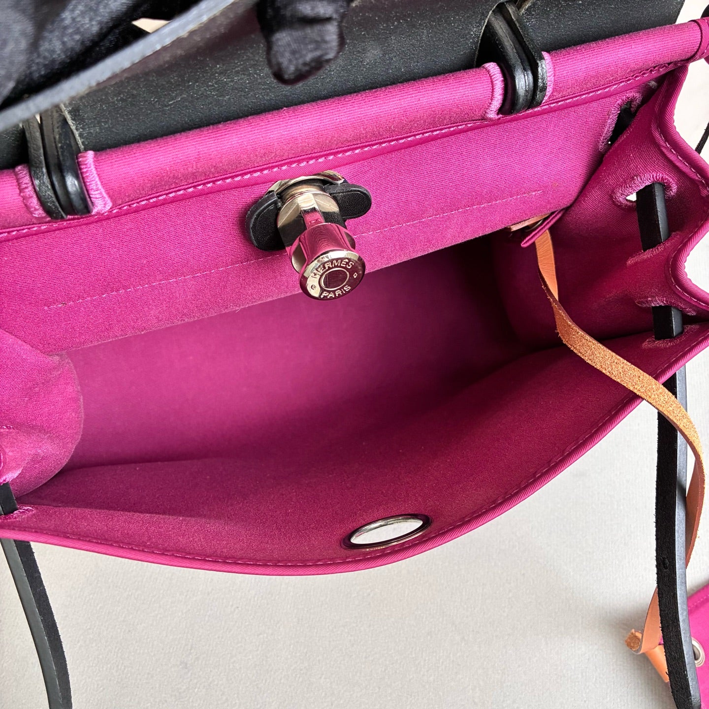 Hermès Herbag 31 in a purple and black color combination, made of canvas and leather, in 98% new condition. Dimensions: 31*25 cm.