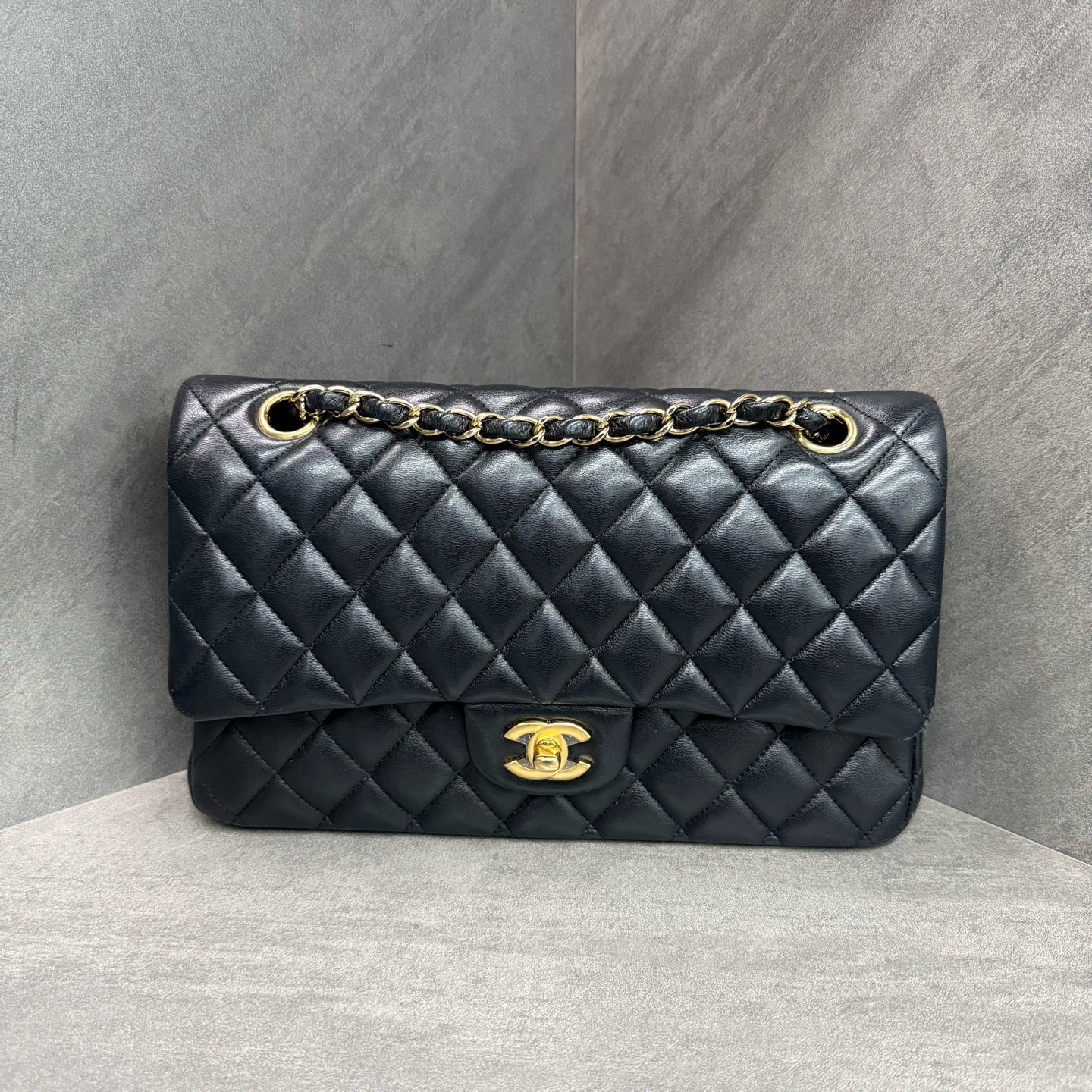 Chanel cf medium size black gold sheepskin chain bag, 26mo, cardless, three-dimensional and clean inside