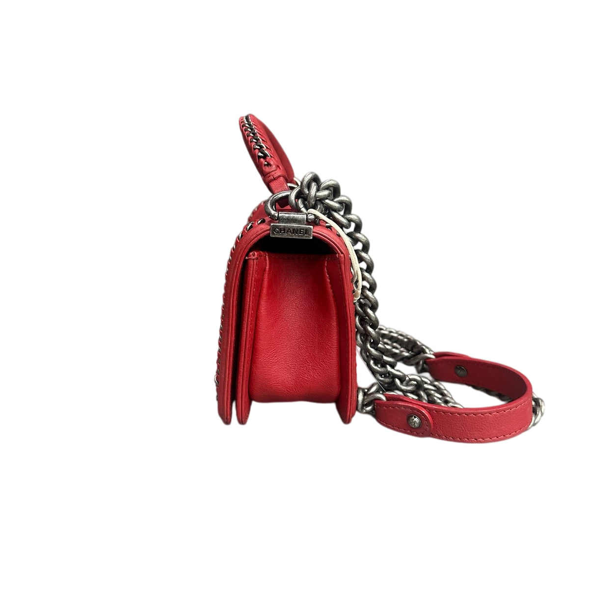 Chanel Red Le Boy Small Handbag, Palace Edition, 23-Opening with Card and Ticket. The bag shape is three-dimensional and full, with no wear on the corners.