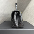 Chanel black crocodile leather gold buckle coco handle small size, with handle flap design, the retail price is close to 400,000 yuan, now available for resale.