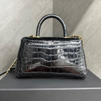 Chanel black crocodile leather gold buckle coco handle small size, with handle flap design, the retail price is close to 400,000 yuan, now available for resale.
