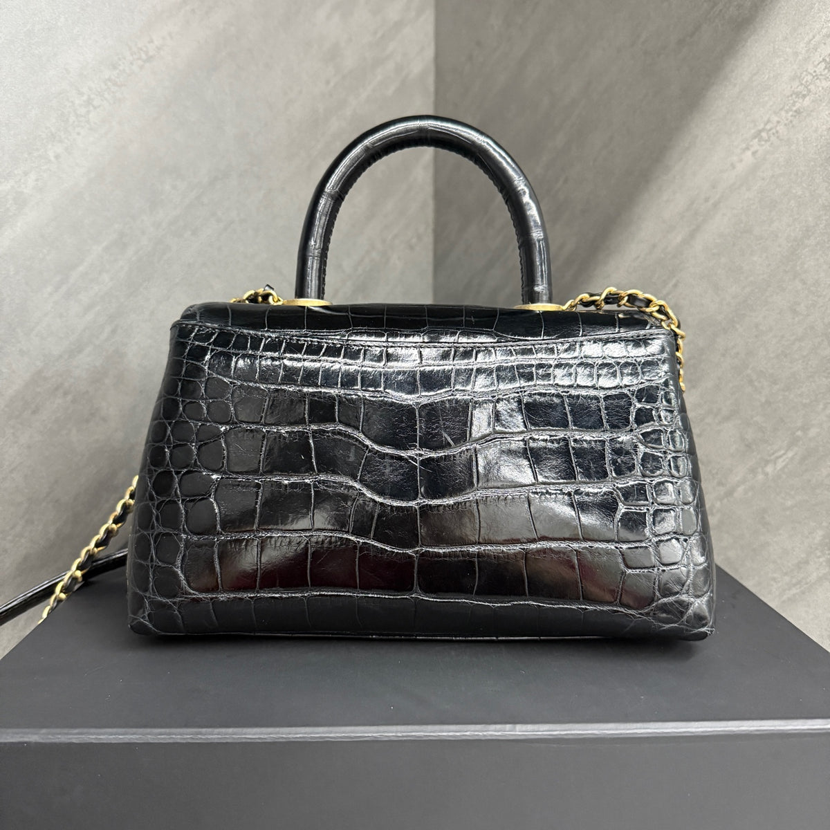 Chanel black crocodile leather gold buckle coco handle small size, with handle flap design, the retail price is close to 400,000 yuan, now available for resale.