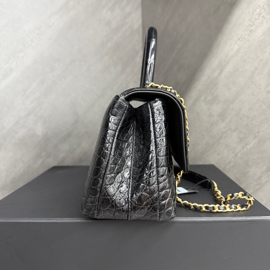Chanel black crocodile leather gold buckle coco handle small size, with handle flap design, the retail price is close to 400,000 yuan, now available for resale.