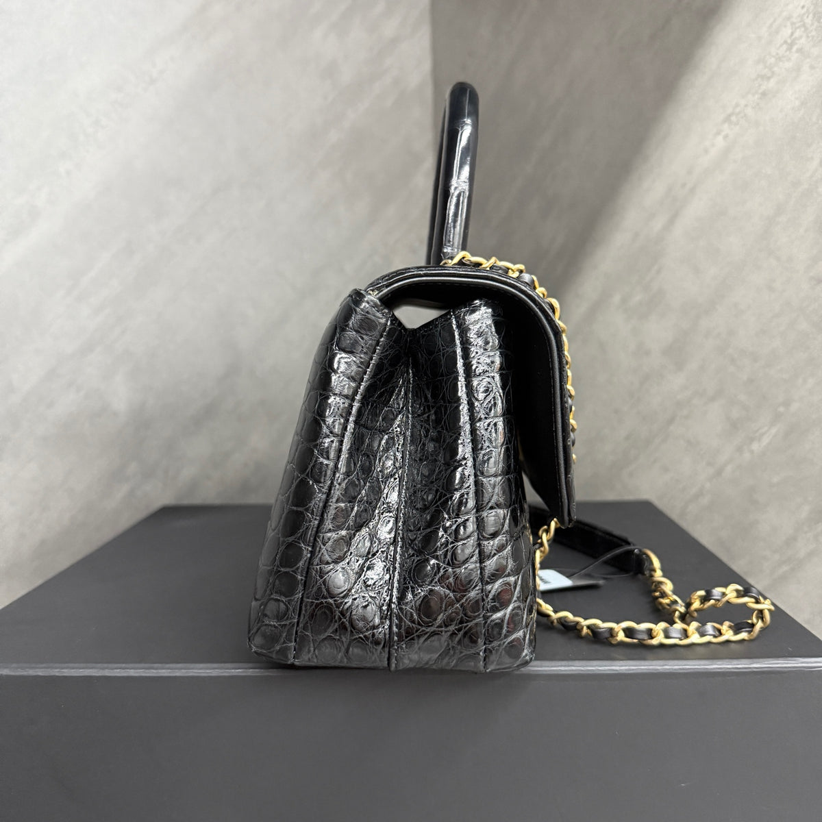 Chanel black crocodile leather gold buckle coco handle small size, with handle flap design, the retail price is close to 400,000 yuan, now available for resale.