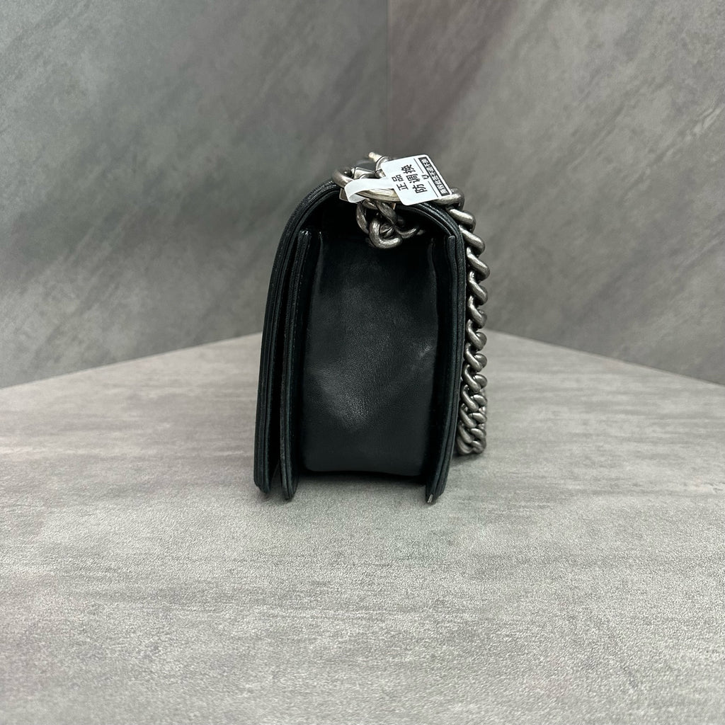 Chanel Le Boy Medium Black Silver Lambskin Chain Bag 20 Opening No Card Structure Bag Clean Interior