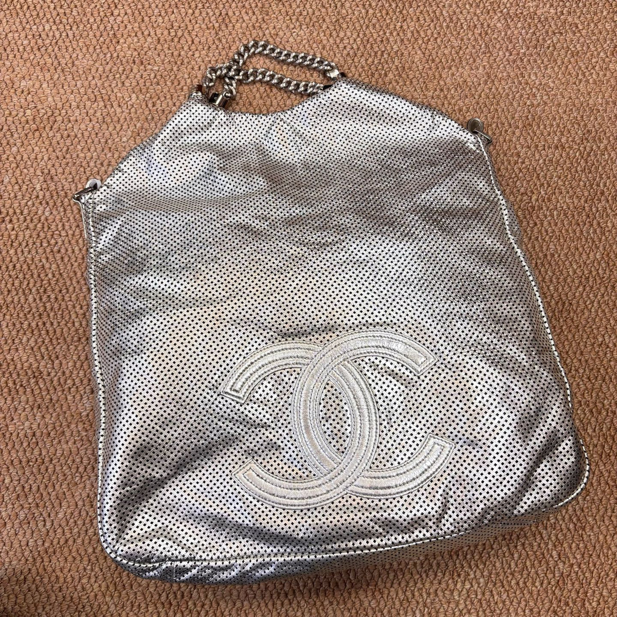 Chanel runway 2ways metallic silver mesh lava chain bag, ultra-textured silver, strong Y2K vibe, stylish and avant-garde with personality!