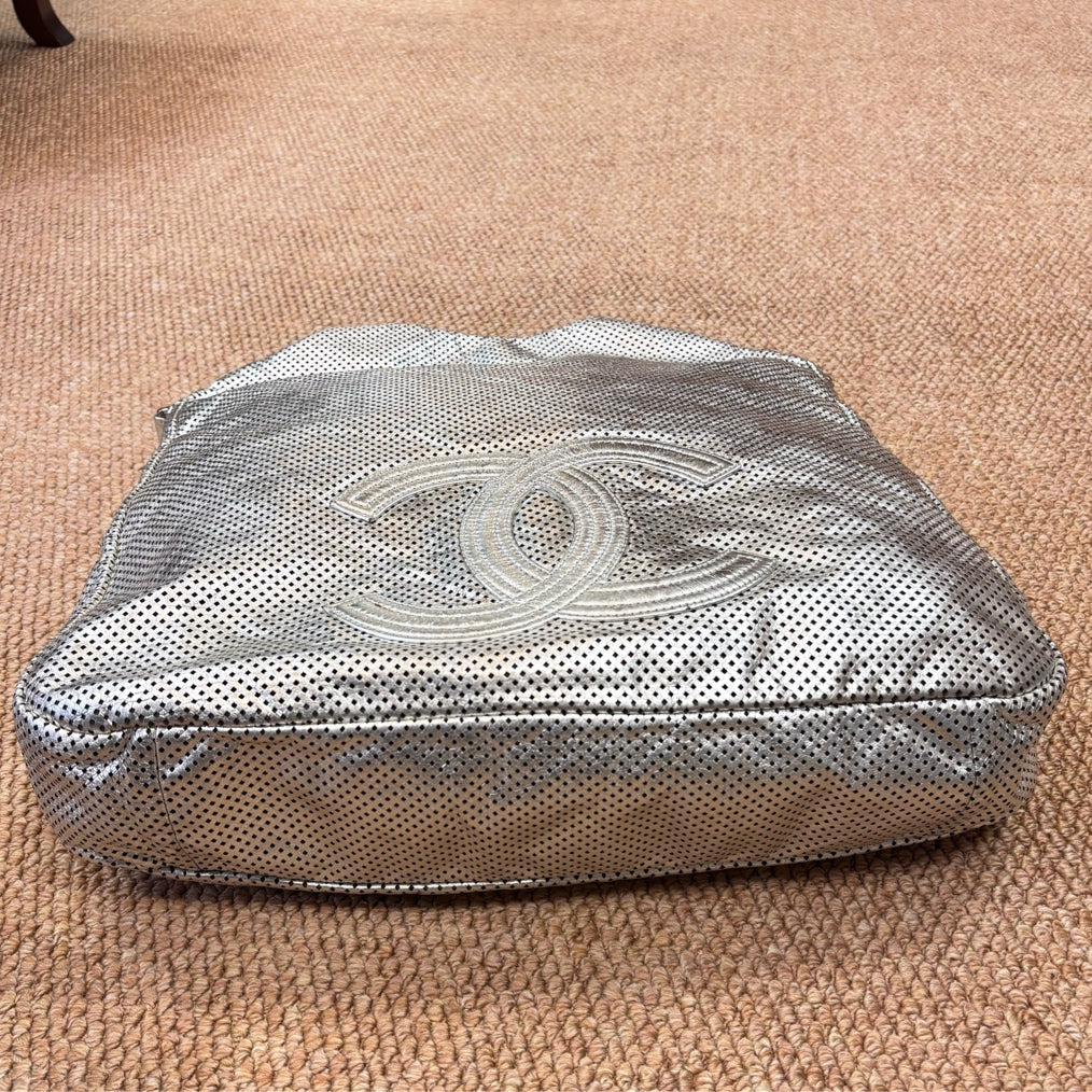 Chanel runway 2ways metallic silver mesh lava chain bag, ultra-textured silver, strong Y2K vibe, stylish and avant-garde with personality!