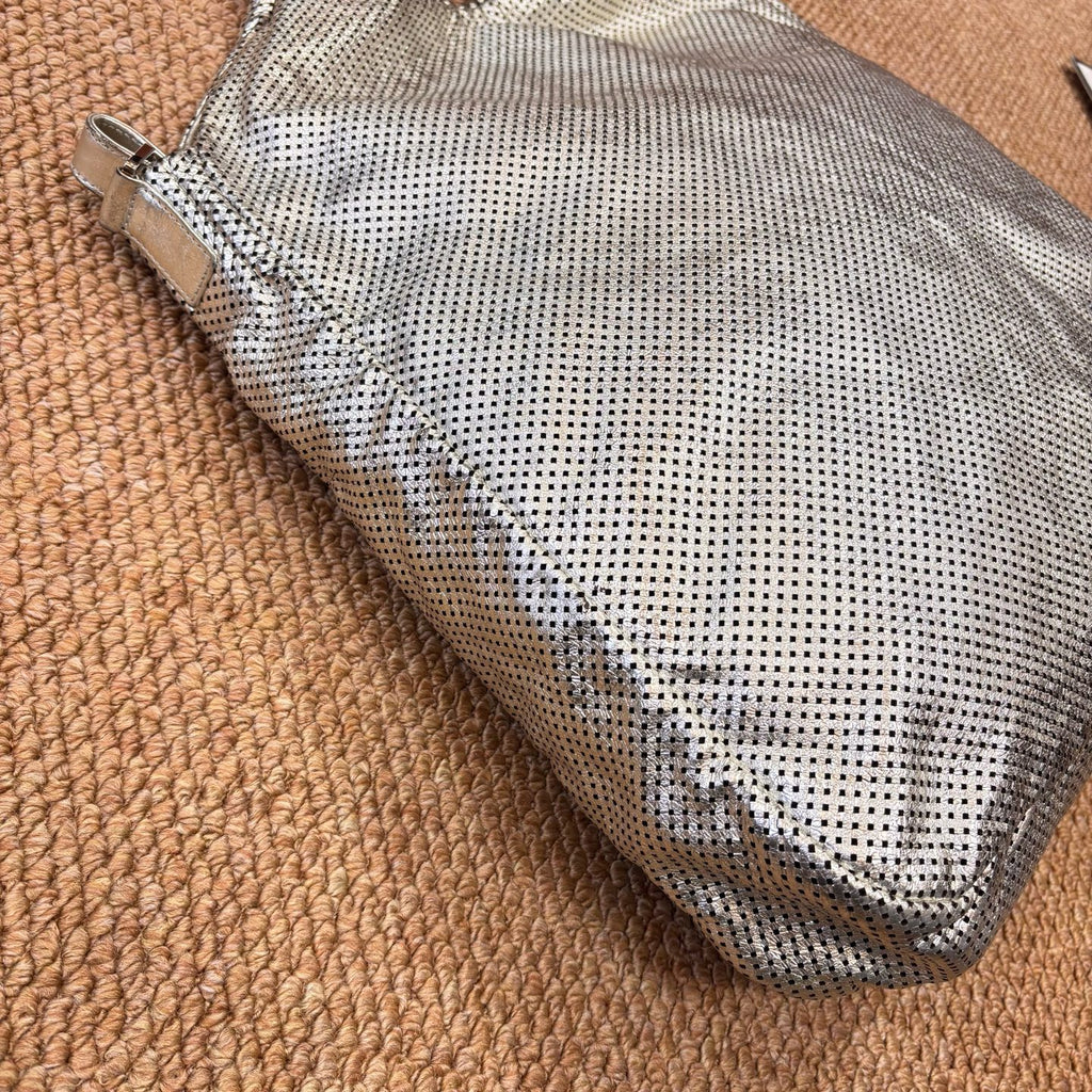 Chanel runway 2ways metallic silver mesh lava chain bag, ultra-textured silver, strong Y2K vibe, stylish and avant-garde with personality!