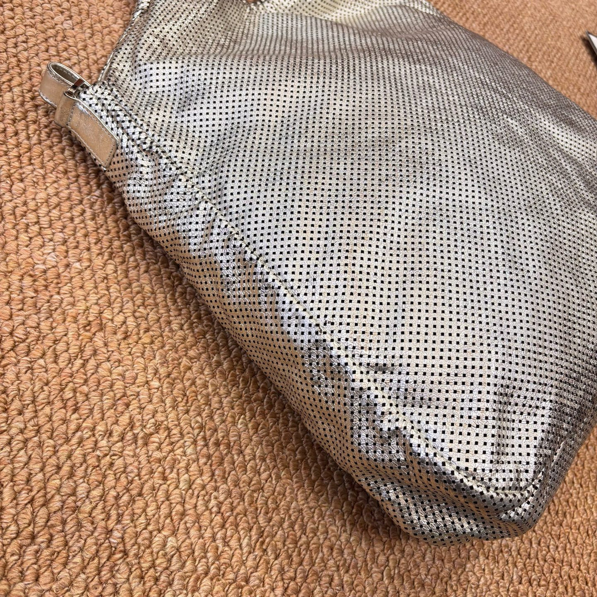 Chanel runway 2ways metallic silver mesh lava chain bag, ultra-textured silver, strong Y2K vibe, stylish and avant-garde with personality!