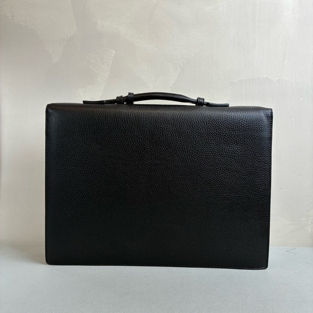 Ermenegildo Zegna This is the Zegna men's briefcase, made of embossed cowhide leather, featuring a lock buckle flap design, primarily targeting business communication.