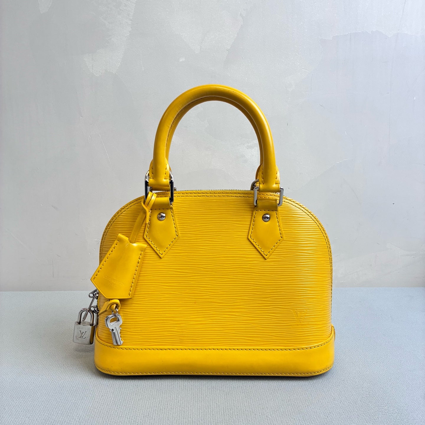 LV/Louis Vuitton Yellow Ripple Leather Shell BB Size 24*17.5 Year 2013 98% new One lock with two keys