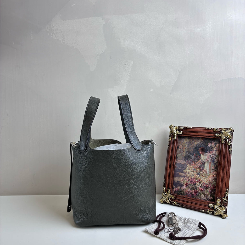 Hermes / Hermès Garden Party 18 P刻 in 99% new condition   Dimensions: 18 x 13 x 18 cm   Color: Gray Green   Includes lock