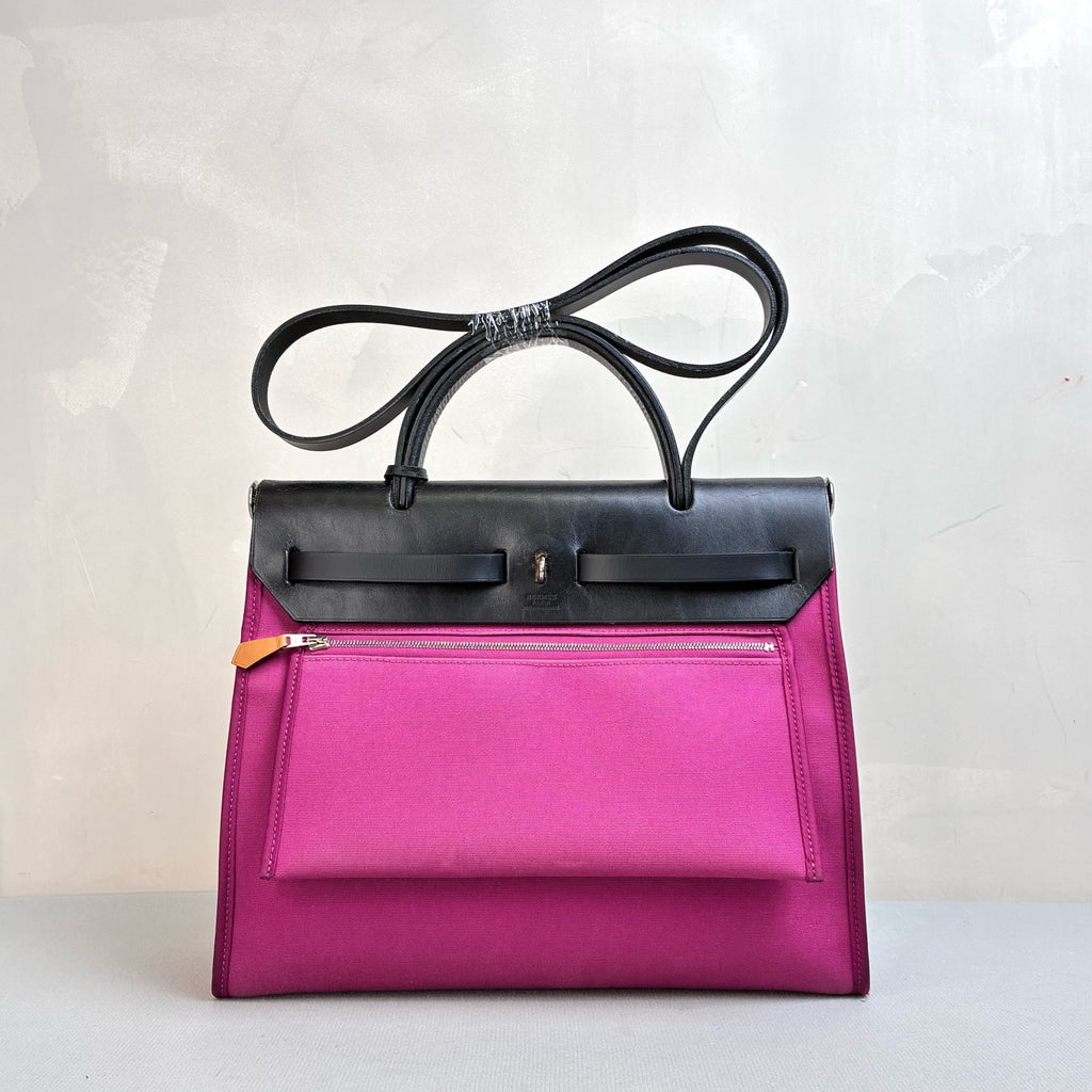 Hermès Herbag 31 in a purple and black color combination, made of canvas and leather, in 98% new condition. Dimensions: 31*25 cm.