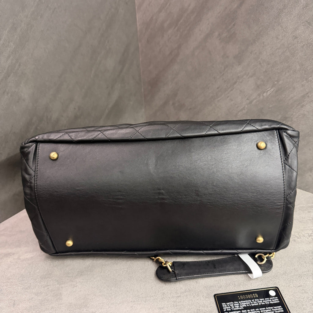 CHANEL Black and Gold Tote Bag Airport Bag, 16-series with authenticity card, dimensions 34*16*25cm, original condition