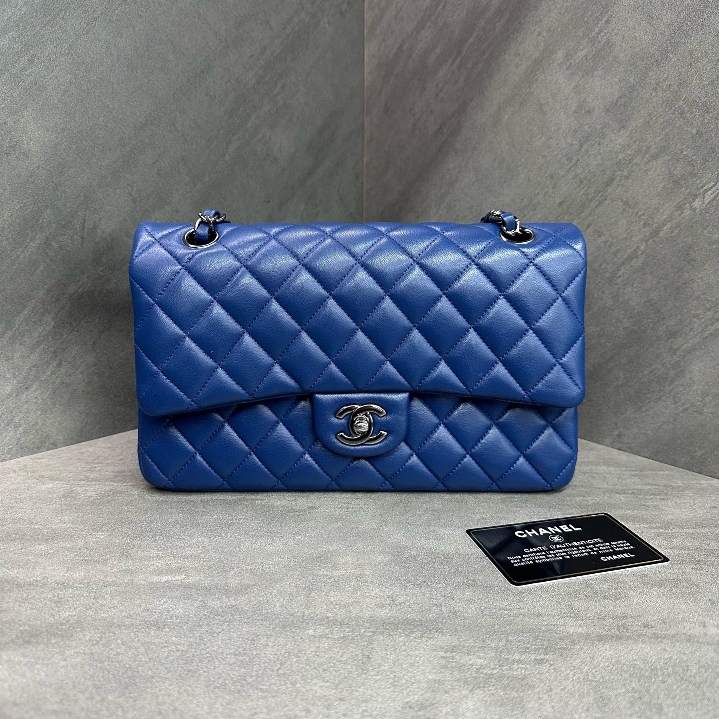 Chanel cf medium-sized blue and silver sheepskin chain bag, 23K with strap card, original color