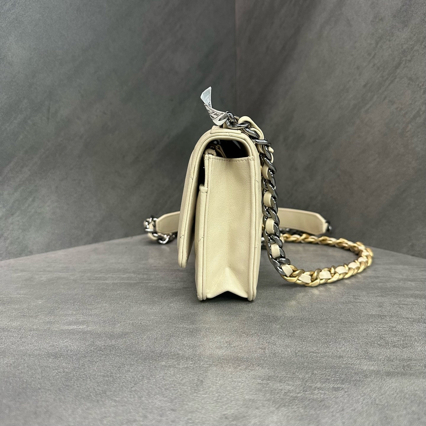 Chanel 19bag woc beige gold-tone chain bag, classic diamond quilted, 31 series with authenticity card