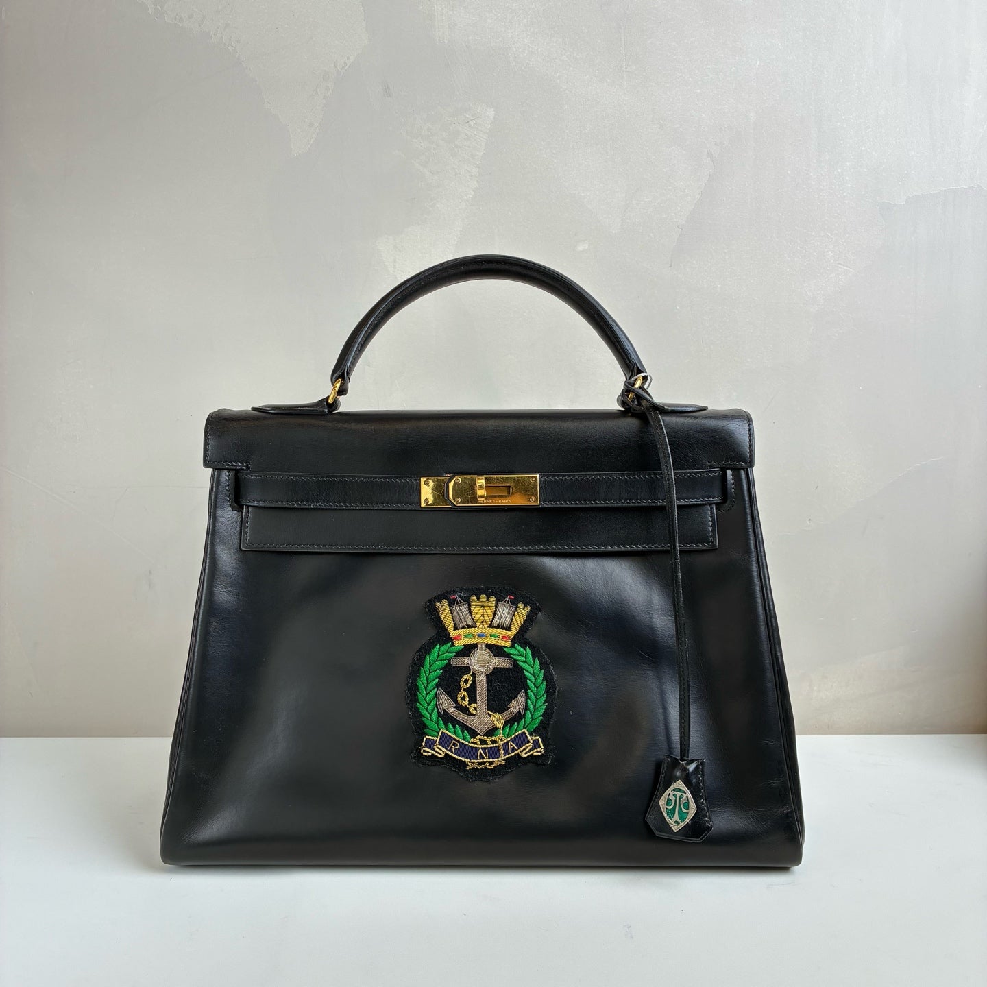 Hermes Kelly 32 Box Leather Circle K Engraving Pre-owned Special Design Model with Shoulder Strap, Key Lock, Crocodile Emblem