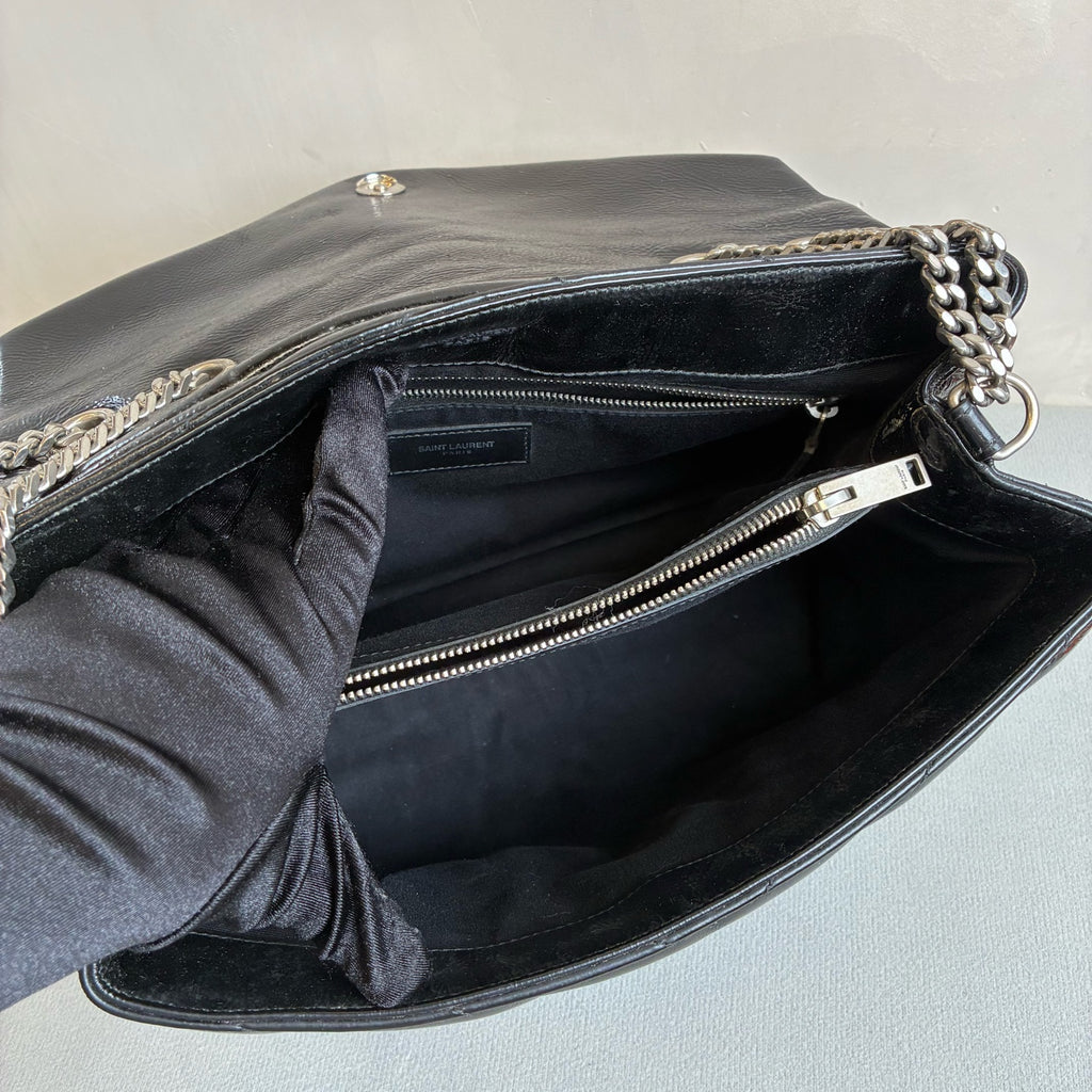 99% new YSL Loulou shoulder bag, medium size, black patent leather with silver chain, super stylish, dimensions 30x22x13.