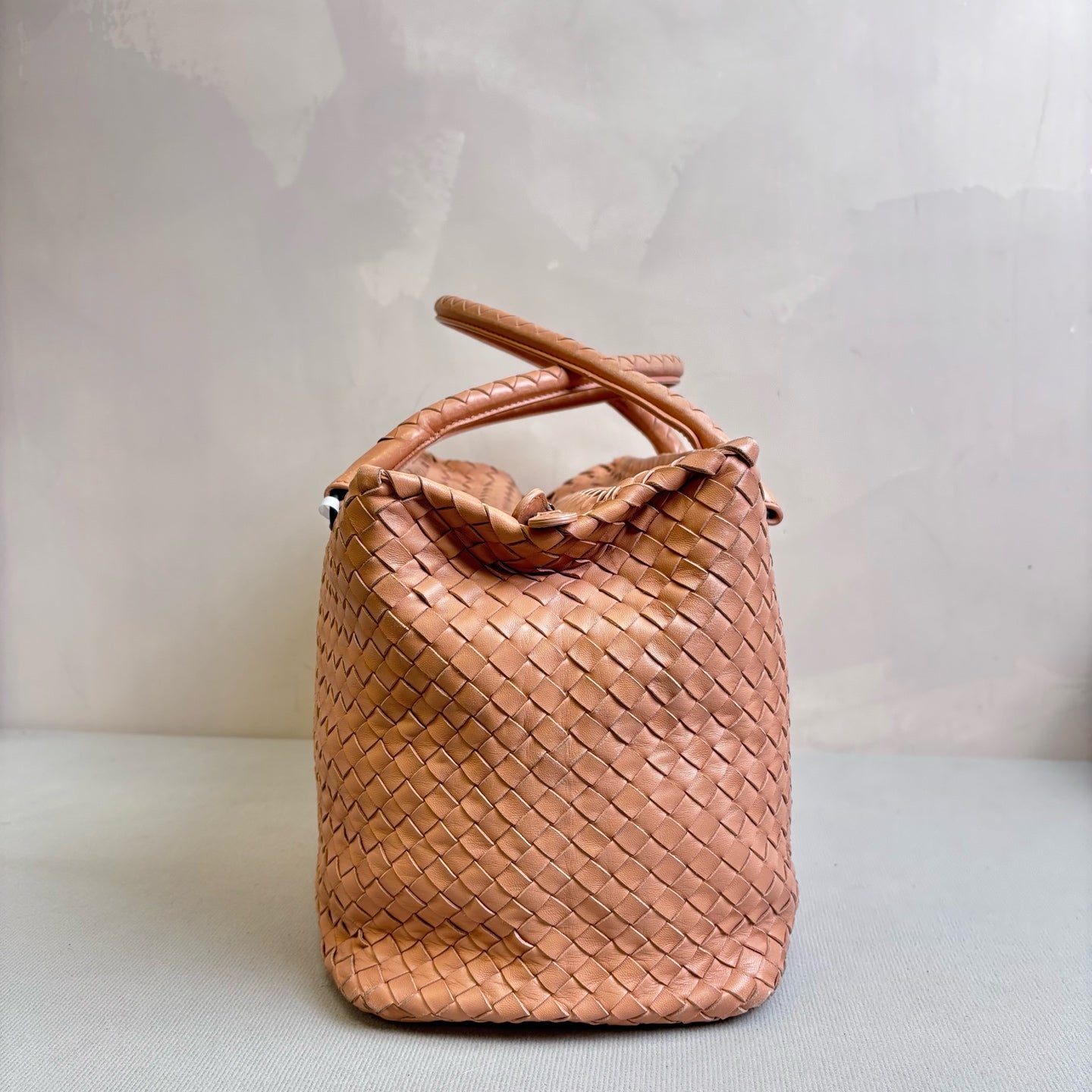 bv/ Bottega Veneta 97 New Classic Grapefruit Color Woven Handheld Shoulder Bag Lightweight and Burdenless Size 33*23
