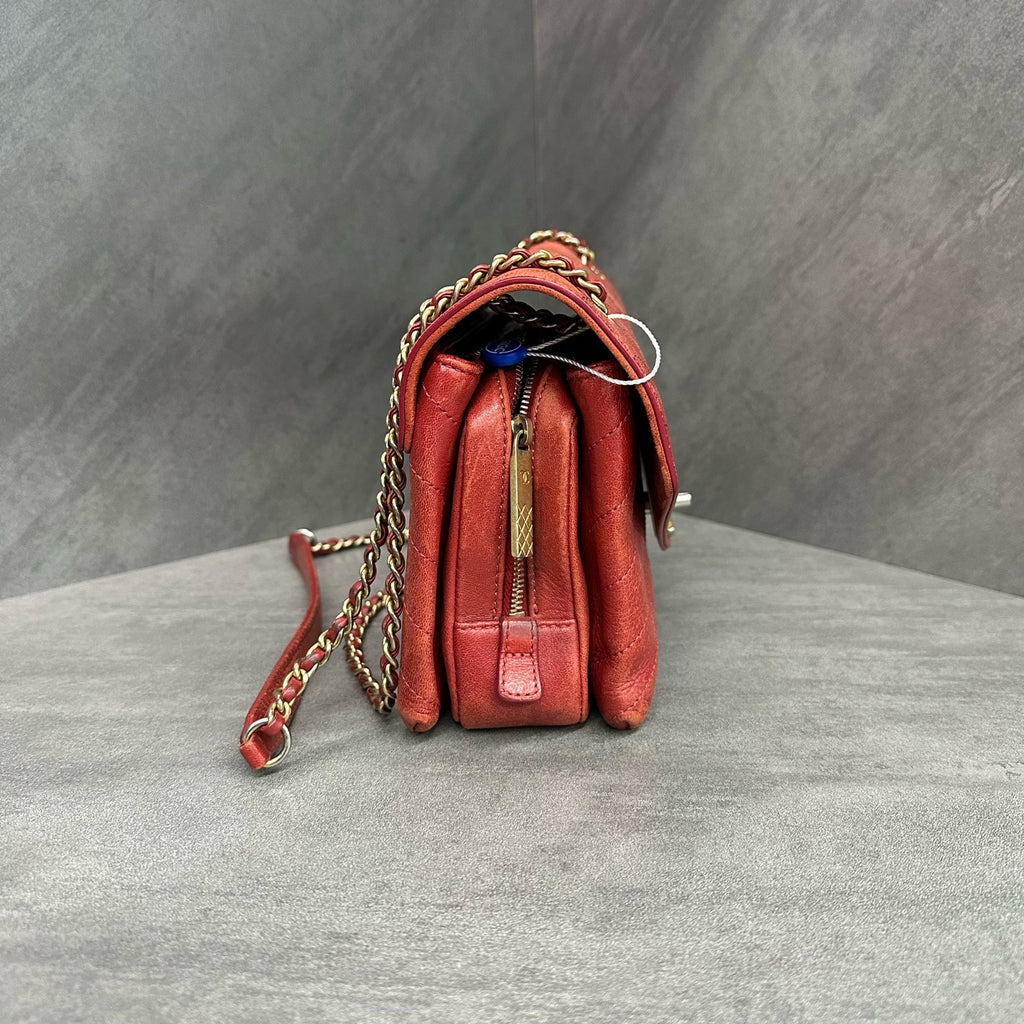 Chanel V-patterned envelope in red cowhide, 25 kai