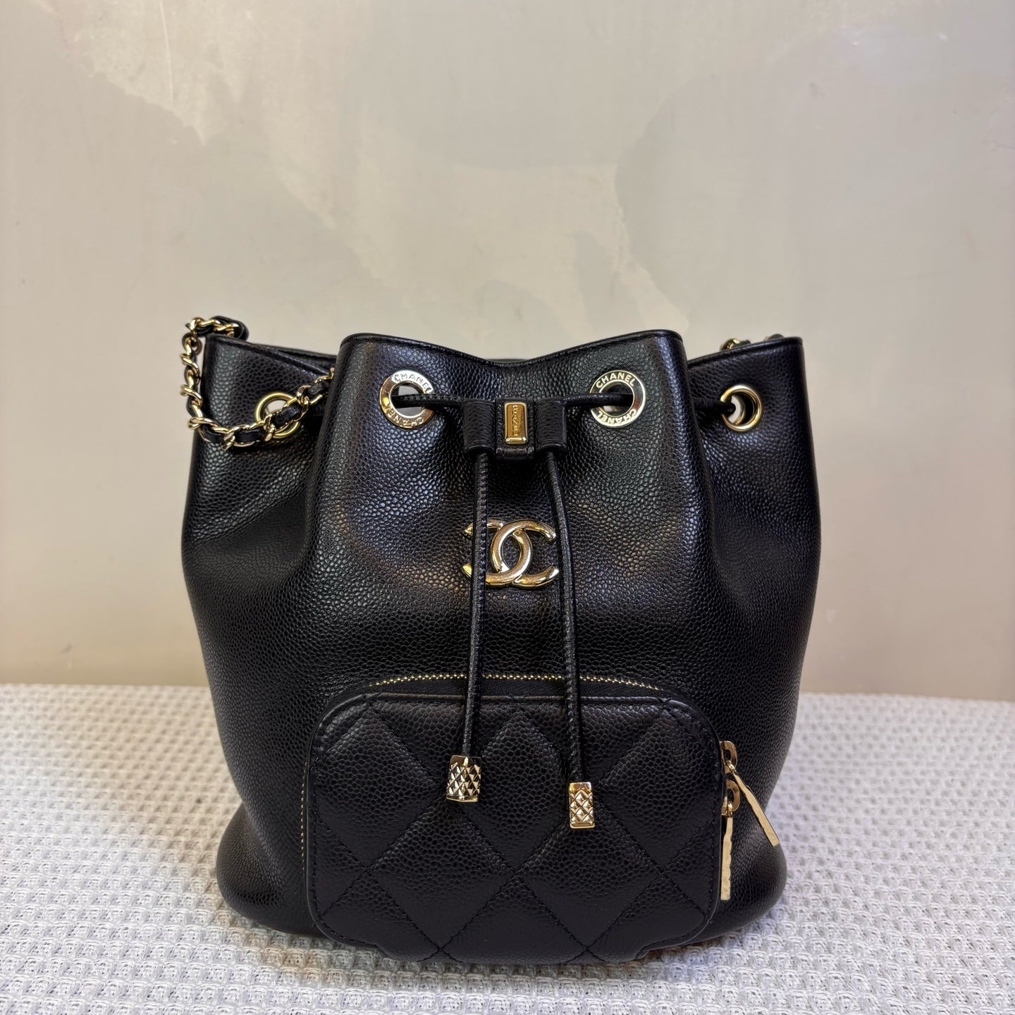 CHANEl Chanel Black Affinity Bucket Bag Chip Bag Litchi Leather Small Bucket Bag Super Versatile Size 19*20