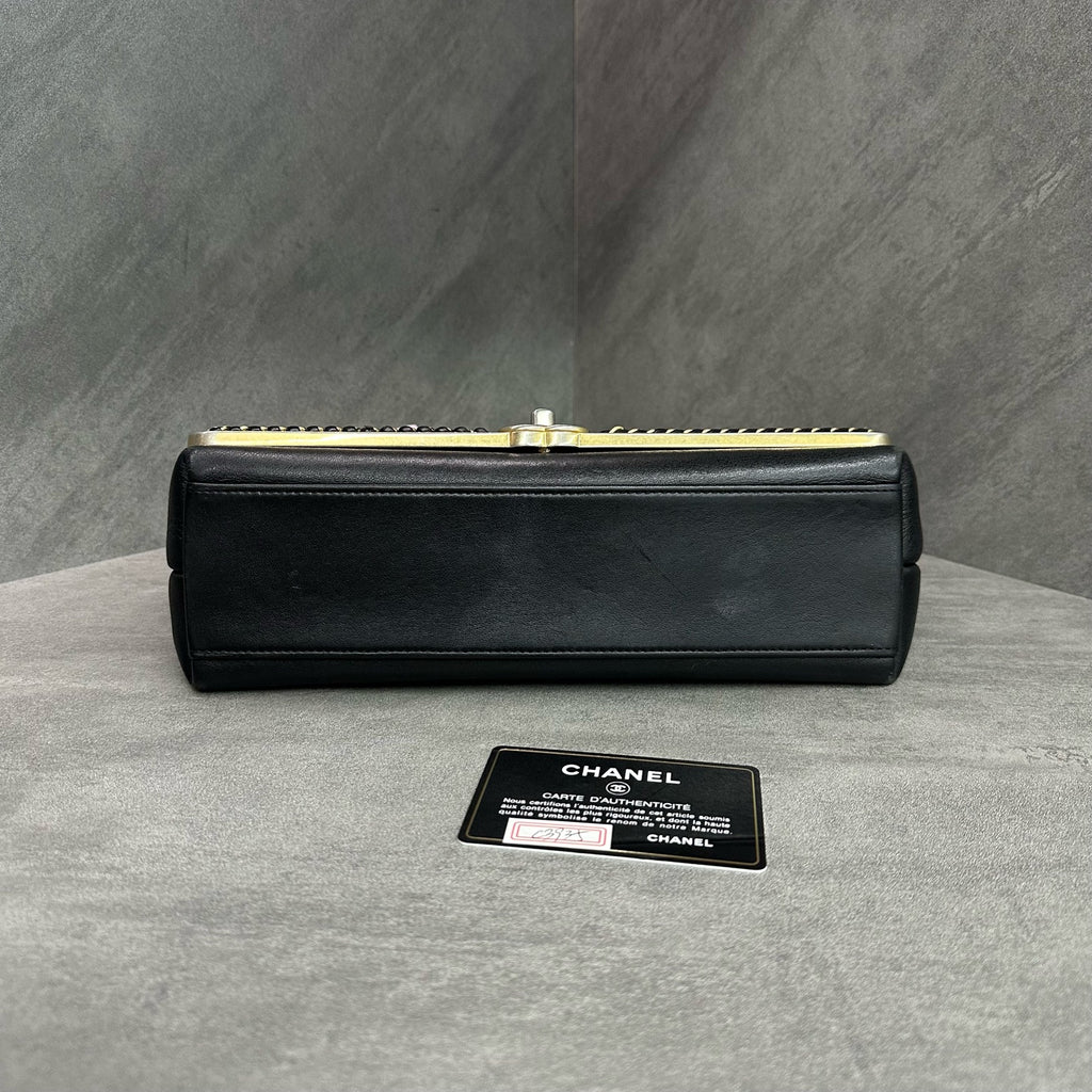 Chanel full leather V-patterned gold buckle handle black chain bag, 24 opening with card