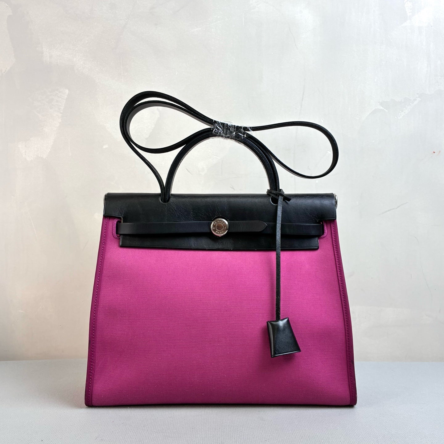Hermès Herbag 31 in a purple and black color combination, made of canvas and leather, in 98% new condition. Dimensions: 31*25 cm.