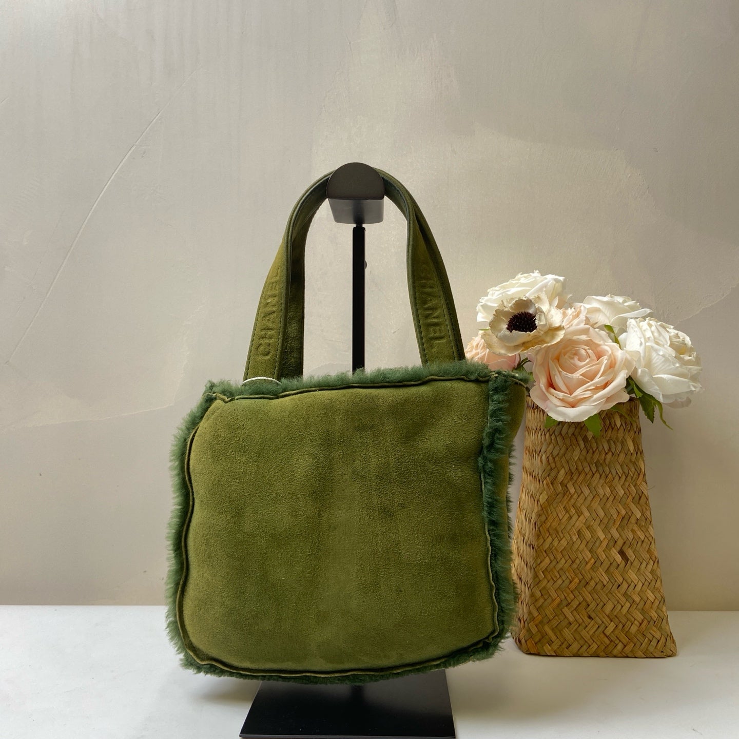 CHANEL Green Suede Plush Shopping Tote Bag, large capacity, features embossed logo, excellent touch, pre-owned with 5 openings, condition 9.