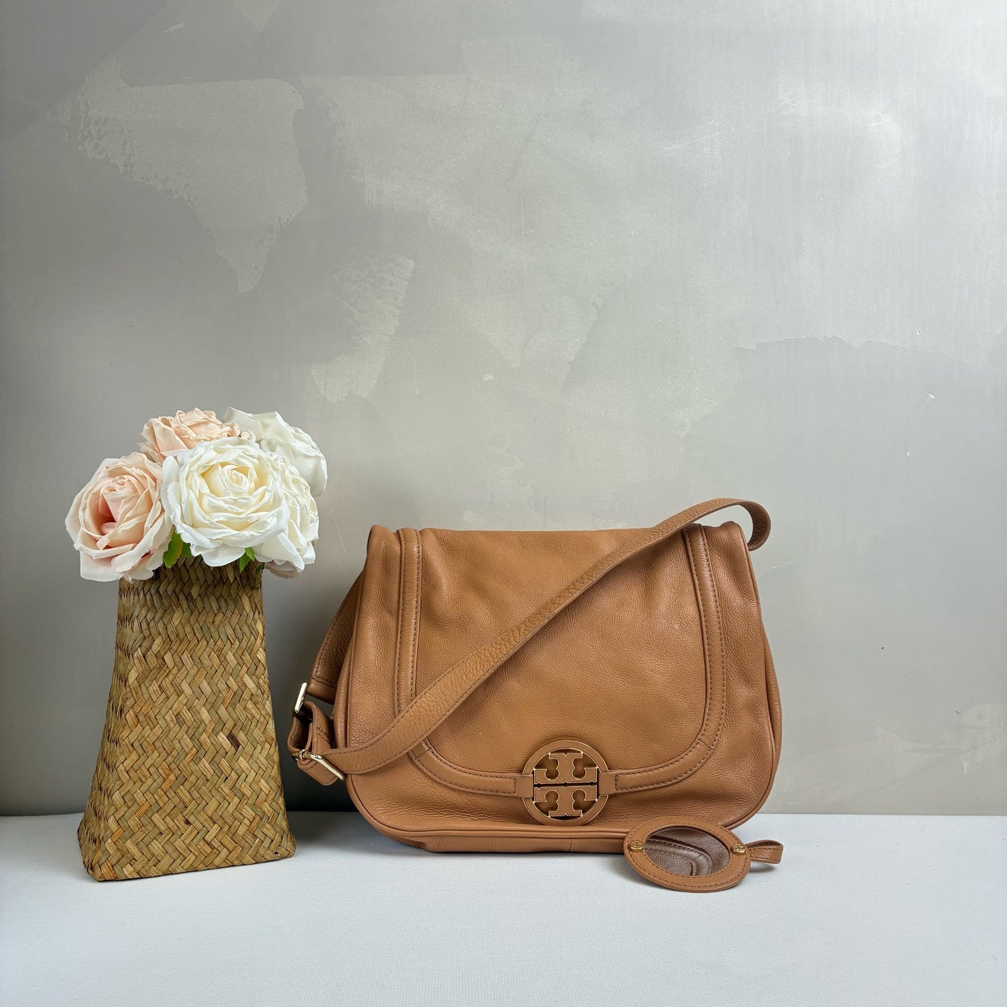 TORYBURCH Cinnamon Powder Shoulder Bag Crossbody Bag Foldable Bag Lychee Cowhide 99% New Size 29*20