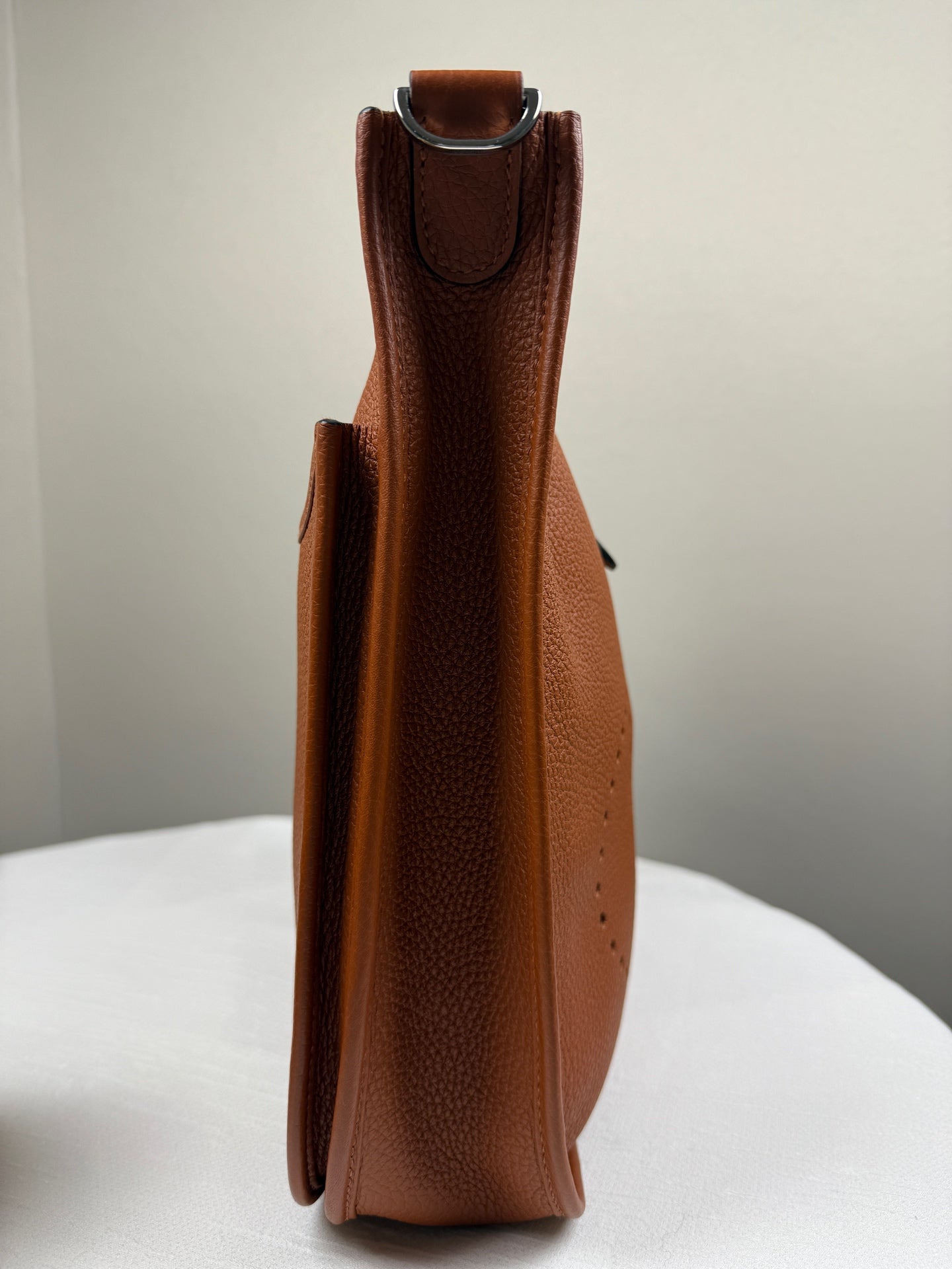 Hermès Evelyne in gold-brown Togo leather, with silver hardware. 98% new classic large H perforated logo design, accompanied by an adjustable shoulder strap.