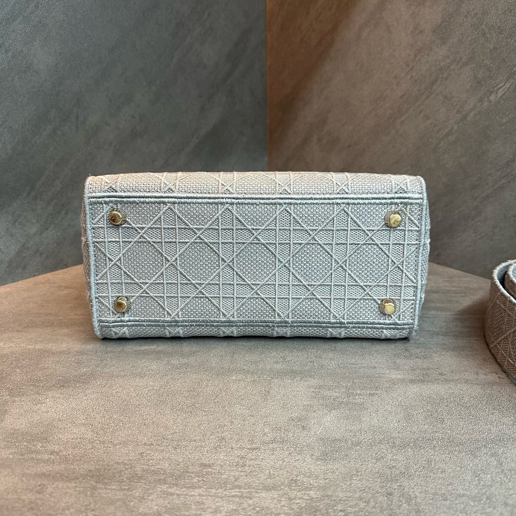 Dior/ Dior Five-check Daphne gold Buckle embroidered canvas 20 years old code size 24cm x20cm x11